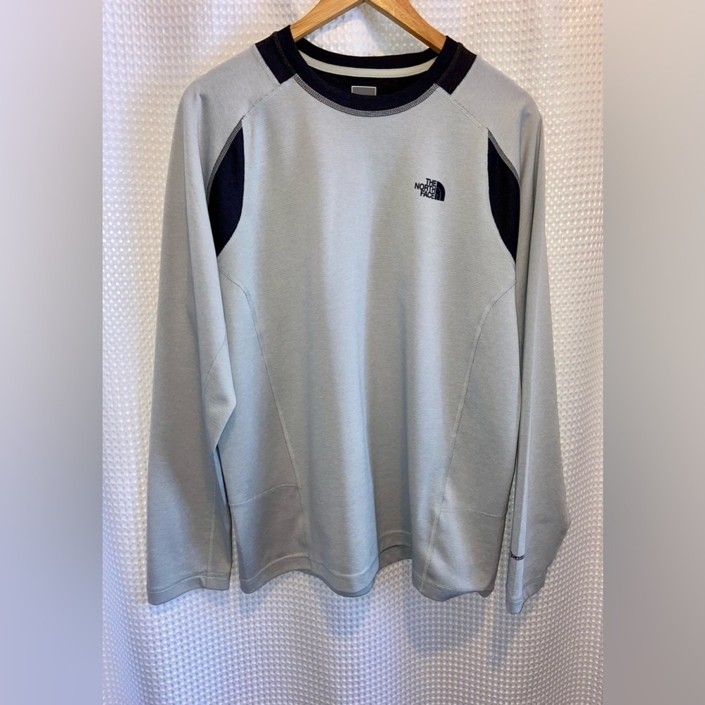 2/30$ Men’s The North Face black and gray long sleeves sweatshirt size large‎